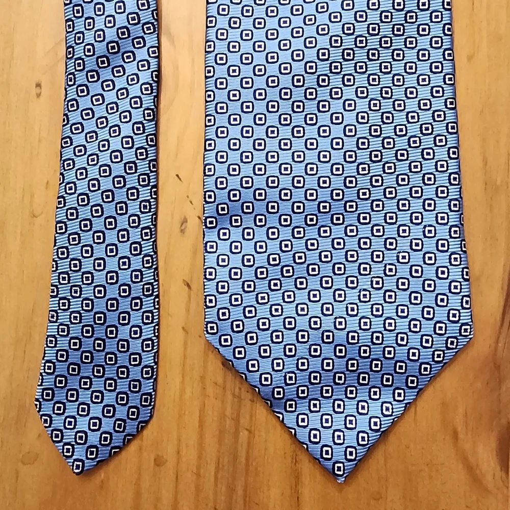 Brooks Brothers 346 Pure Silk Mini Geo Pattern Neck Tie. 59 inches